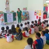 Giáo viên trường mầm non Bằng Lăng, tỉnh Kon Tum giảng dạy tiếng Việt cho các em học sinh. (Ảnh: Dư Toán/TTXVN)