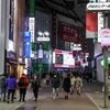 Người dân di chuyển trên đường phố tại Tokyo, Nhật Bản ngày 9/1/2021. (Ảnh: THX/TTXVN)