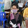 Nhà lãnh đạo Myanmar Aung San Suu Kyi (phía trước) tới thị sát công tác tiêm vắcxin phòng dịch COVID-19 tại một bệnh viện ở Naypyidaw ngày 27/1/2021. (Ảnh: AFP/TTXVN)