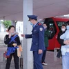 Lực lượng chức năng tuyên truyền nhắc nhở người dân đeo khẩu trang đúng cách tại bến xe khách Lai Châu để phòng chống dịch COVID - 19. (Ảnh: Quý Trung/TTXVN)