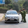 Lực lượng chức năng đang thực hiện kiểm tra, kiểm soát phương tiện taxi tại ngã ba Nà Nhạn (thành phố Điện Biên Phủ), không cho người dân ra vào địa bàn có trường hợp dương tính với Sars-Cov-2. (Ảnh: Xuân Tiến/TTXVN)