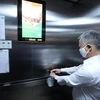 Dung dịch sát khuẩn luôn được để sẵn trong các thang máy tại các khu chung cư. (Ảnh: Phan Tuấn Anh/TTXVN)