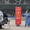 Nhân viên y tế lấy mẫu xét nghiệm COVID-19 cho người dân tại Seoul, Hàn Quốc ngày 23/12/2020. (Ảnh: AFP/TTXVN)