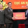 Thủ tướng Nguyễn Xuân Phúc tặng quà cán bộ, chiến sỹ Cục An ninh nội địa. (Ảnh: Thống Nhất/TTXVN)