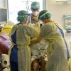 Nhân viên y tế điều trị cho bệnh nhân mắc COVID-19 tại một bệnh viện ở Munich, Đức ngày 25/1/2021. (Ảnh: AFP/TTXVN)