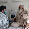 Nhân viên y tế điều trị cho bệnh nhân nhiễm COVID-19 tại bệnh viện ở Kandahar, Afghanistan, ngày 16/2/2021. (Ảnh: THX/TTXVN)