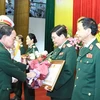 Thượng tướng Trần Đơn trao danh hiệu Thầy thuốc Nhân dân tặng các thầy thuốc quân đội. (Nguồn: qdnd.vn)