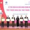 Phó Chủ tịch nước Đặng Thị Ngọc Thịnh trao Danh hiệu Thầy thuốc nhân dân cho 5 cá nhân thuộc Đại học Y Hà Nội. (Ảnh: Minh Quyết/TTXVN)