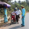 Lực lượng chức năng thuộc tổ chốt kiểm soát tại Km30 tuyến Quốc lộ 279 địa bàn tỉnh Điện Biên đang thực hiện truy vết, nhận diện các trường hợp F1, F2, F3. (Ảnh: Xuân Tiến/TTXVN)