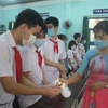Học sinh trường THCS Lê Hồng Phong (thành phố Quy Nhơn) rửa tay sát khuẩn ngay tại lớp học. (Ảnh: Tường Quân/TTXVN)