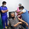 Nhân viên y tế tiêm chủng vắcxin ngừa bệnh viêm đường hô hấp cấp COVID-19 cho người dân tại Bangalore, Ấn Độ, ngày 1/3/2021. (Ảnh: THX/TTXVN)