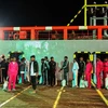 Người di cư được đưa tới cảng Zarzis ở miền nam Tunisia sau khi được cứu trên biển trogg vụ chìm thuyền ngày 24/12/2020. (Ảnh: AFP/TTXVN)