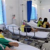 Các em học sinh trường Tiểu học Lê Lợi được điều trị tại Bệnh viện Lê Lợi sáng 11/3. (Ảnh: Đoàn Mạnh Dương/TTXVN)