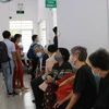 Người dân chờ đến lượt khám tại một trạm y tế vận hành theo nguyên lý y học gia đình, tại quận Bình Thạnh. (Nguồn: Vnexpress)