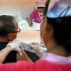 Nhân viên y tế tiêm vaccine ngừa COVID-19 cho người dân tại Phnom Penh, Campuchia, ngày 10/3/2021. (Ảnh: AFP/TTXVN)