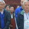 Cựu Chủ tịch GPBank Tạ Bá Long (bên phải) tại phiên toà năm 2017. (Nguồn: laodong.vn)