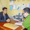 Công an huyện Đồng Hỷ, tỉnh Thái Nguyên lấy lời khai của đối tượng sử dụng ma túy. (Ảnh: Hoàng Nguyên/TTXVN)