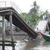 Hiện trường chiếc ghe chở lúa đâm sập cầu Phong Hòa, huyện Lai Vung, Đồng Tháp. (Ảnh: TTXVN phát)