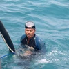 Thợ lặn gắn ống hút dầu để bơm dầu từ tàu Bạch Đằng đang bị chìm. (Ảnh: Nguyễn Thanh/TTXVN)