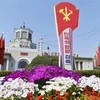 Trang trí hoa tươi trước Nhà ga Bình Nhưỡng ở thủ đô Bình Nhưỡng, Triều Tiên, ngày 10/4/2020. (Ảnh: Kyodo/TTXVN)