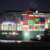 Tàu cứu hộ nỗ lực giải cứu siêu tàu container Ever Given bị mắc cạn tại kênh đào Suez, Ai Cập, ngày 27/3/2021. (Ảnh: THX/TTXVN)