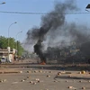 Người biểu tình ủng hộ lực lượng đối lập đốt lửa và dựng nhiều vật cản trên đường phố thủ đô Niamey, Niger ngày 23/2/2021. (Ảnh: AFP/TTXVN)