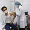 Phó Thủ tướng Vũ Đức Đam tiêm thử nghiệm vaccine COVID-19. (Nguồn: baochinhphu.vn/)