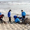 Làm vệ sinh bãi biển Lộc Hà, Hà Tĩnh. (Ảnh: Công Tường/TTXVN)