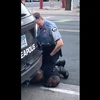 Cảnh sát Derek Chauvin ghì cổ người đàn ông gốc Phi George Floyd trên đường phố Minneapolis, bang Minnesota, Mỹ ngày 25/5/2020, dẫn tới cái chết của nghi phạm sau đó. (Ảnh: AFP/TTXVN)