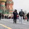  Người dân đeo khẩu trang phòng lây nhiễm COVID-19 tại Moskva, Nga, ngày 23/3/2021. (Ảnh: THX/ TTXVN)