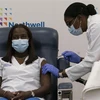 Nhân viên y tế được tiêm vaccine phòng COVID-19 tại trung tâm y tế ở Queens thuộc New York, Mỹ ngày 14/12/2020. (Ảnh: AFP/TTXVN)