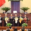 Chủ tịch Quốc hội Vương Đình Huệ tặng hoa chúc mừng Chủ nhiệm một số Ủy ban của Quốc hội, Tổng Thư ký Quốc hội và Tổng kiểm toán Nhà nước. (Ảnh: TTXVN)