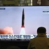 Người dân theo dõi qua truyền hình vụ phóng tên lửa đạn đạo chiến thuật kiểu mới của Triều Tiên, tại nhà ga Seoul (Hàn Quốc) ngày 26/3/2021. (Ảnh: AFP/TTXVN)