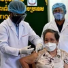 Tiêm vaccine ngừa COVID-19 cho quan cức Bộ Thông tin tại Phnom Penh, Campuchia, ngày 1/4/2021. (Ảnh: AFP/TTXVN)