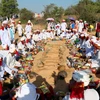 Thực hiện các nghi thức cúng trong Lễ tảo mộ của đồng bào Chăm ở Bình Thuận. (Ảnh: Nguyễn Thanh/TTXVN)