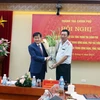 Tân Phó Thủ tướng Chính phủ Lê Minh Khái tặng hoa chúc mừng tân Tổng Thanh tra Chính phủ Đoàn Hồng Phong. (Nguồn: thanhtra.com.vn)