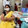 Tiêm vaccine ngừa COVID-19 cho người dân tại Uttar Pradesh, Ấn Độ, ngày 10/4/2021. (Ảnh: THX/TTXVN)