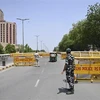 Cảnh sát dựng chốt chặn tại một tuyến phố ở New Delhi, Ấn Độ khi lệnh phong tỏa được áp đặt nhằm ngăn chặn sự lây lan của dịch COVID-19, ngày 18/4/2021. (Ảnh: AFP/TTXVN)