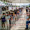 Người dân xếp hàng chờ xét nghiệm COVID-19 tại Bangkok, Thái Lan, ngày 17/4/2021. (Ảnh: AFP/ TTXVN)