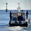 Cảnh sát biển tham gia tìm kiếm tàu ngầm mất tích tại cảng Celukan Bawang, Indonesia, ngày 22/4/2021. (Ảnh: AFP/TTXVN)