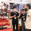 Doanh nghiệp giới thiệu sản phẩm dụng cụ cầm tay đến khách tham quan tại Vietnam Expo 18. (Ảnh: Mỹ Phương/TTXVN)