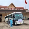 Tiếp nhận và kiểm tra thân nhiệt cho các lưu học sinh Lào tại cửa khẩu quốc tế Bờ Y, tỉnh Kon Tum ngày 16/10/2020 để đưa về cách ly. (Ảnh: TTXVN phá)