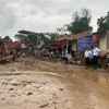 Bùn đất theo lũ trôi về tràn ngập trên Quốc lộ 279 ngày 17/4. (Ảnh: Hồng Ninh/TTXVN)