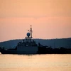 Tàu của Hải quân Indonesia tham gia tìm kiếm tàu ngầm KRI Nanggala-402 bị chìm trên vùng biển ngoài khơi đảo Bali, ngày 25/4/2021. (Ảnh: AFP/TTXVN)