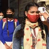 Đo thân nhiệt phòng lây nhiễm COVID-19 tại một trường học ở Amritsar, Ấn Độ, ngày 24/2/2021. (Ảnh: AFP/TTXVN)