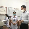 Đoàn công tác kiểm tra thực tế tại Trạm Y tế xã An Phước, huyện Mang Thít, tỉnh Vĩnh Long. (Ảnh: Lê Thúy Hằng/TTXVN)