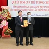 Chủ tịch UBND tỉnh Ninh Thuận Trần Quốc Nam (trái) trao Quyết định của Thủ tướng Chính phủ sáp nhập Trường Cao đẳng sư phạm Ninh Thuận vào Trường Đại học Nông Lâm Thành phố Hồ Chí Minh. (Ảnh: Công Thử/TTXVN)
