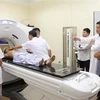 Đội ngũ y, bác sỹ, kỹ thuật viên Bệnh viện Đa khoa tỉnh Hưng Yên thực hiện xạ trị cho bệnh nhân ung thư. (Ảnh: Phạm Kiên/TTXVN)