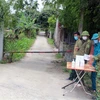 Lập chốt kiểm soát dịch bệnh tại thôn Nội Đọ, xã Bắc Lý, huyện Lý Nhân, Hà Nam - nơi ở của bệnh nhân COVID- 19 vừa được xác nhận. (Ảnh: Đại Nghĩa/TTXVN)