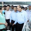 Thủ tướng Nguyễn Xuân Phúc nói chuyện với công nhân Công ty TNHH Điện tử Foster (Việt Nam). (Ảnh: Thống Nhất/TTXVN)